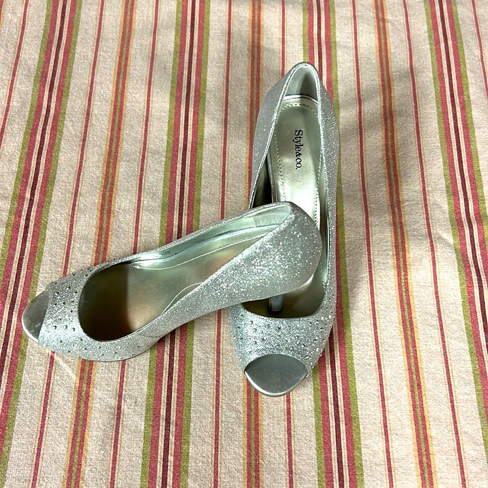 Style and Co silver sparkly open toe shoes size 7.5